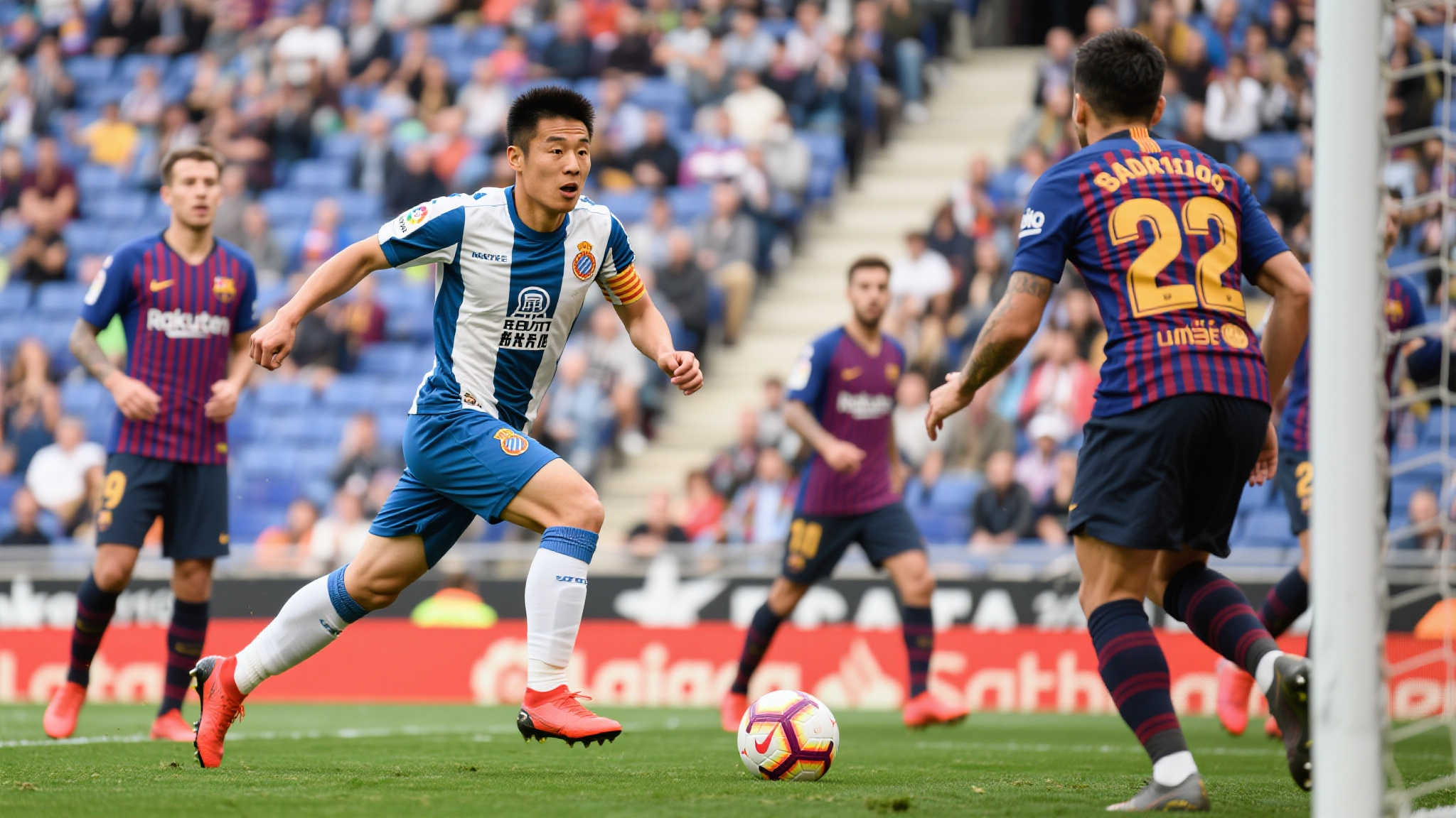 在足球赛场上，关键性的瞬间往往成为球员职业生涯的高